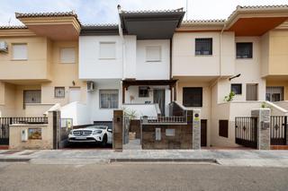 Casa adossada  Calle del río dilar. Lujo y tranquilidad en la mejor zona de la localidad.