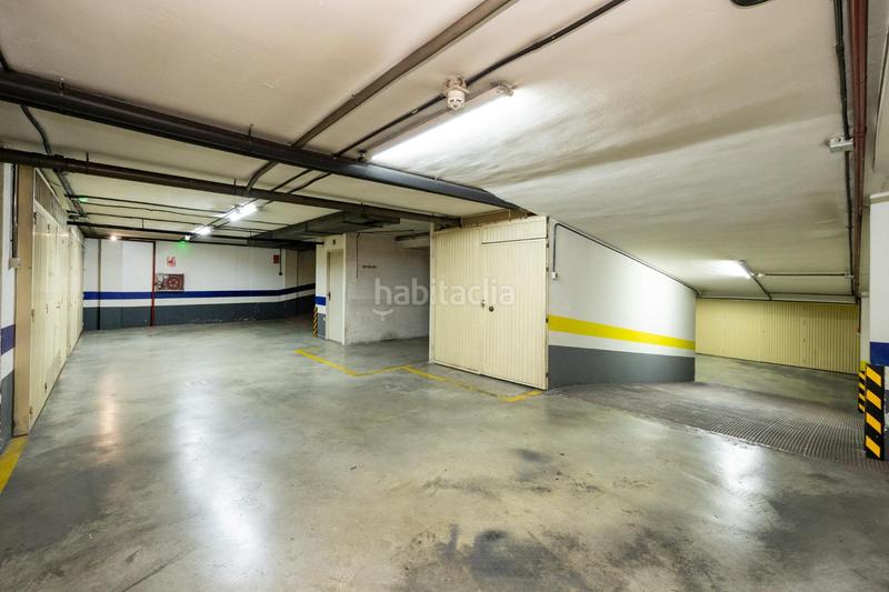 Foto 80f9acd0-c2ef-4a9f-b8b7-3e35279aed15. Parking coche en venta dos plazas de aparcamiento en el zaidin cochera cerrada en Granada