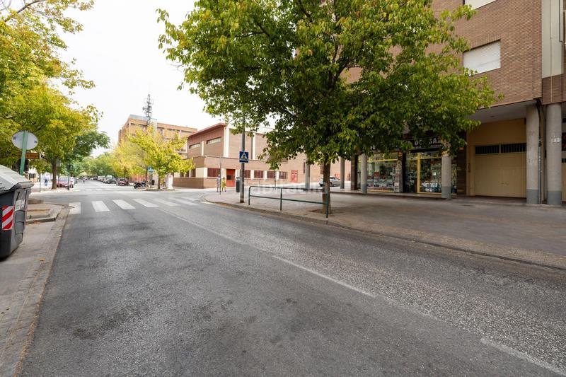 Foto 9fb9b2c9-c2d1-4649-829d-eb55ff613c03. Parking coche en venta dos plazas de aparcamiento en el zaidin cochera cerrada en Granada