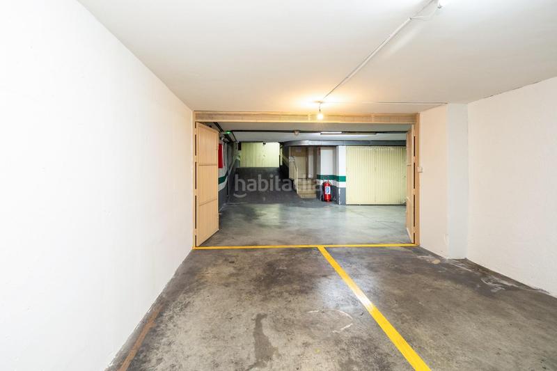 Foto bc7e53c4-45c4-43b0-b9f9-c8ffd50f7c6d. Parking coche en venta dos plazas de aparcamiento en el zaidin cochera cerrada en Granada