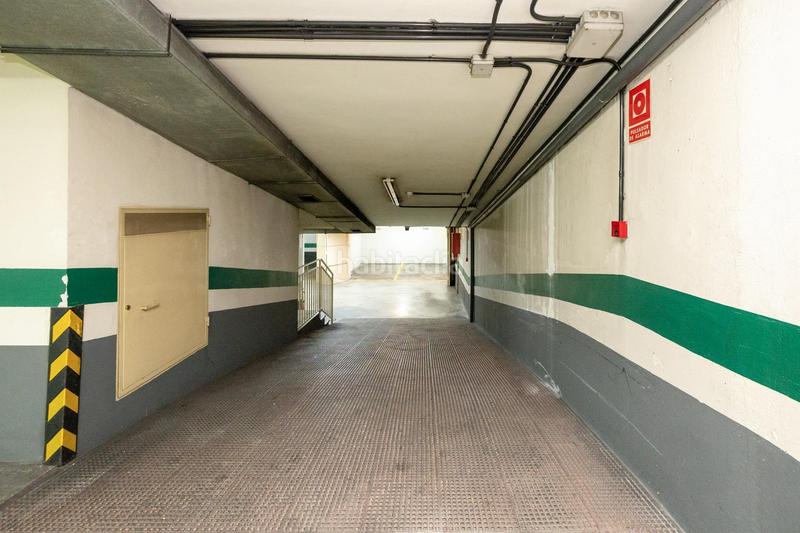 Foto ced188db-1648-4c18-9bcc-2e49ee58264d. Parking coche en venta dos plazas de aparcamiento en el zaidin cochera cerrada en Granada