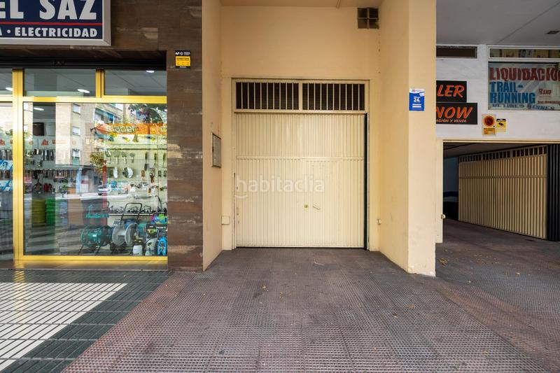 Foto d0354c41-0c9f-4e6b-8c39-7678a20ce994. Parking coche en venta dos plazas de aparcamiento en el zaidin cochera cerrada en Granada