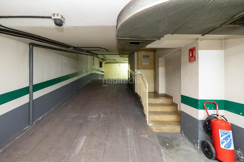 Foto d4b1b2db-b612-4709-a1e7-97562d6a5e1f. Parking coche en venta dos plazas de aparcamiento en el zaidin cochera cerrada en Granada