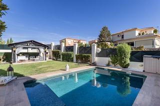 Xalet a Calle mar del coral 24. Cortijo del aire, albolote  chalet pareado de esquina con jardín
