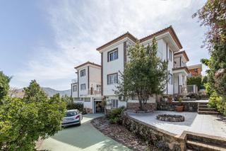 Maison à Barrio de la Vega. Gran casa en monachil