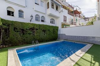 Maison jumelée  Camino del rio genil. Acogedora casa en cenes con piscina comunitaria