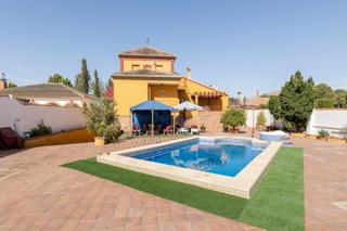 Xalet a Albolote. Chalet exclusivo con piscina y jardín en urbanización pretel en