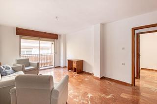 Piso  Calle azhuma. Estupendo piso junto alhamar