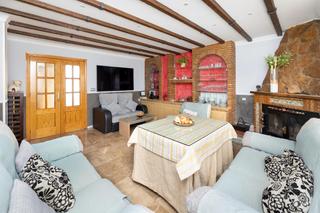 Maison jumelée à Jun. Excelente casa adosada en jun con 5 dormitorios y 3 baños