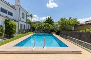 Xalet  Calle calle borgoña. Vivienda exclusiva en urbanización viñas del rey  otura