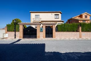 Chalet en Cúllar Vega. Chalet en ventorillo, cullar. parcela con piscina. dormitorio en