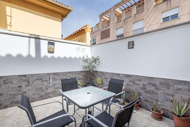 Foto 04c35578-e2a8-4c00-9d4d-1393ae36945a. Casa aparellada amb aparcament a Atarfe