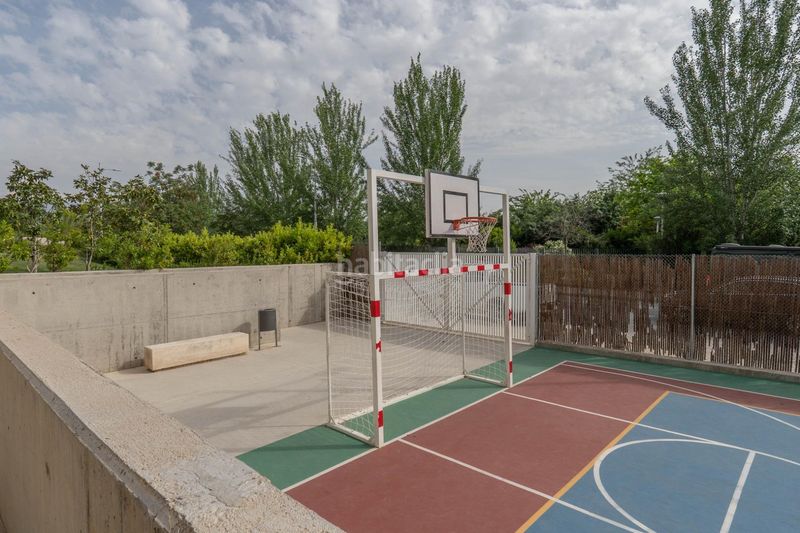 Foto c839ac77-dfa3-4f2f-ab85-3b6ad50e5b0c. Pis amb aparcament piscina a Rosaleda - Juventud Granada