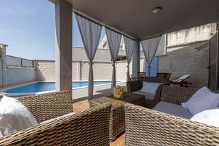 Haus in Alfacar. Espectacular chalet independiente moderno con piscina privada!