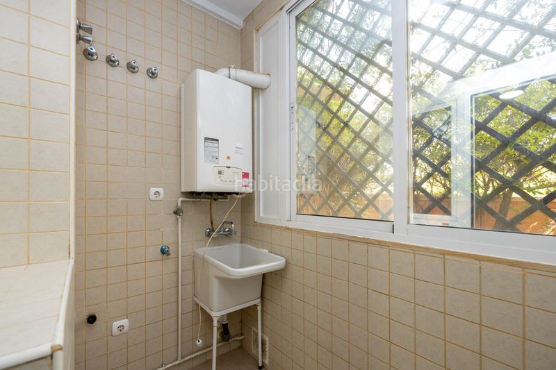 Foto a8427c77-73a6-4f76-afb3-9b440095d5e0. Casa adosada en paseo pedro verde 2 ponemos a la venta esta preciosa casa en urbanizacion cerrada, con zonas comunes y piscina comunitaria. en Gabias (Las)