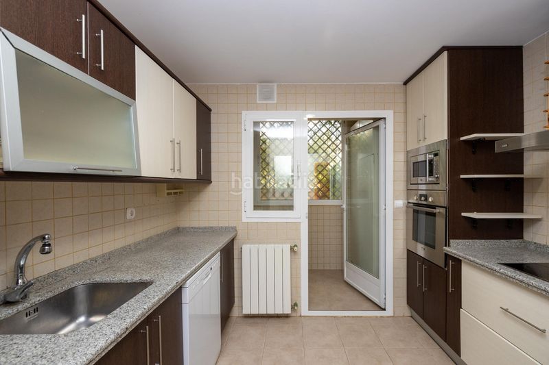 Foto f75544b1-0f8a-4c21-917c-e5ae9be8d845. Casa adosada en paseo pedro verde 2 ponemos a la venta esta preciosa casa en urbanizacion cerrada, con zonas comunes y piscina comunitaria. en Gabias (Las)