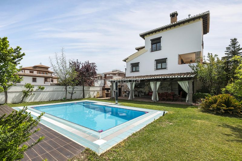 Foto d229309d-46f6-48d7-bb59-5fb90de67ced. Xalet amb calefacció aparcament piscina a Altos de la Zubia Zubia (La)