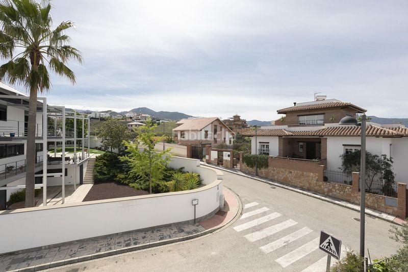Foto d64dc8a2-fd53-403b-99ad-6d9ade0d022e. Xalet amb calefacció aparcament piscina a Altos de la Zubia Zubia (La)