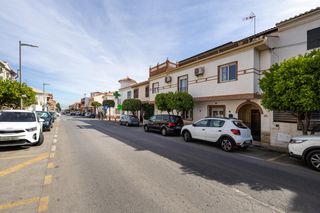 Casa adossada  Avenida avenida san cayetano. Casa adosada junto parada metro en churriana
