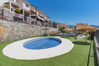 Casa adossada a Huétor Vega. Adosada en urbanización en huetor vega