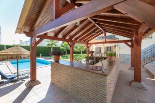 Xalet  Calle calle alonso cano 16. Impresionante chalet en otura con piscina y jardín!