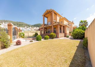 Chalet in Dílar. Maravillosa vivienda unifamiliar en cañadas del parque