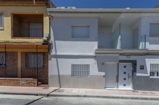 Maison à Avda. De los Ogíjares. Casa reformada en armilla