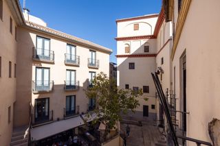 Flat in Calle monjas del carmen 2. Magnífico piso para reformar en pleno centro de granada, junto a
