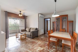 Pis a Carretera de málaga 67. Piso en venta de tres dormitorios dos baños en urbanización las