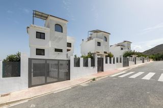 Xalet  Veleta. Chalet moderno en dilar con piscina y vistas a la montaña