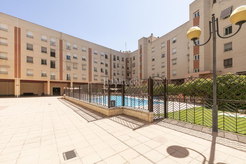 Foto c692354b-3bb3-4cf4-8bed-d0fc0cf42633. Apartament amb aparcament piscina a Rosaleda - Juventud Granada
