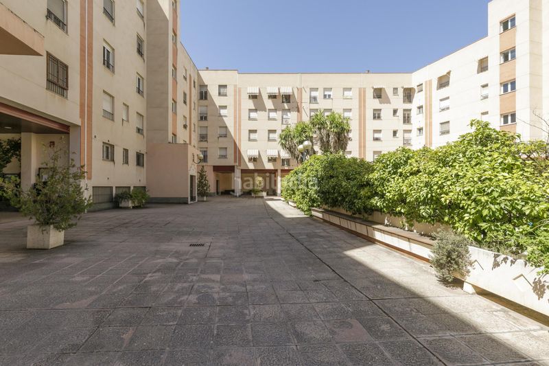 Foto cb2fef0e-1e23-41f2-9ee1-92e32a89fb35. Apartament amb aparcament piscina a Rosaleda - Juventud Granada