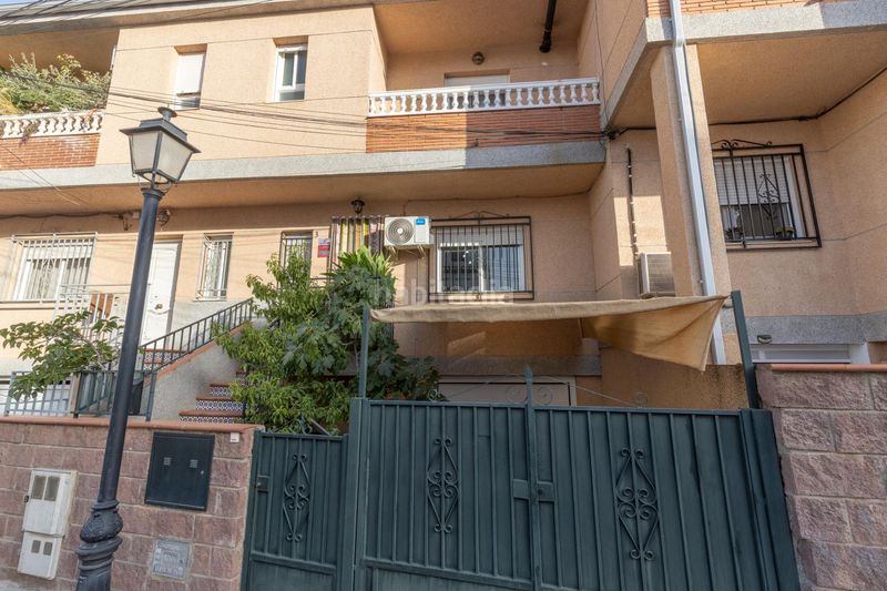 Foto 885d73e4-95bf-4df2-b0c5-6c6927e26c71. Casa adosada precioso adosado con patio, terraza, cochera y estufa de leña en las gabias granada en Gabias (Las)