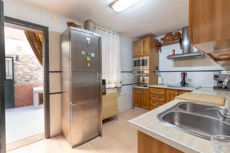 Foto a0a5985c-ddd7-449b-8cc6-8a9b7b4e82c5. Casa adosada precioso adosado con patio, terraza, cochera y estufa de leña en las gabias granada en Gabias (Las)