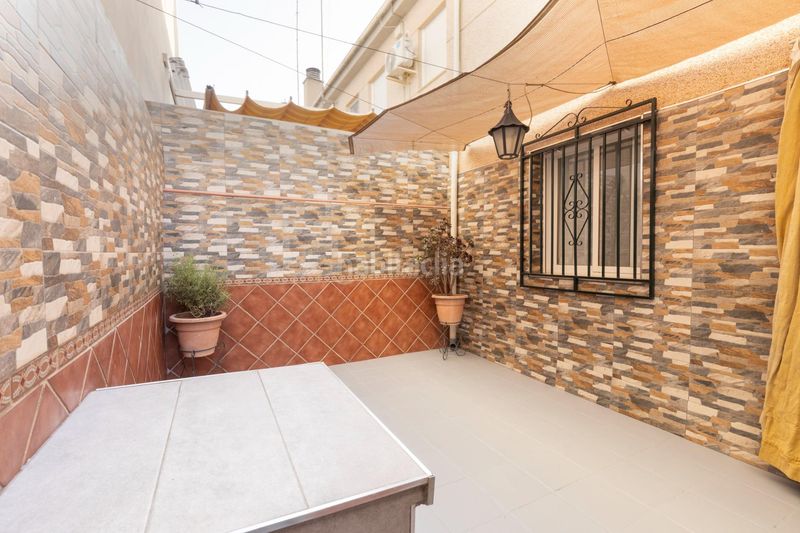Foto ea25a000-a4dd-4838-8b33-d0fca83d471c. Casa adosada precioso adosado con patio, terraza, cochera y estufa de leña en las gabias granada en Gabias (Las)