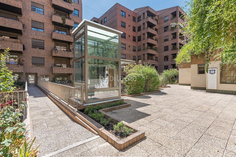 Foto 348cc3cd-1027-4a07-bfc9-65d93f082c80. Planta baja precioso estudio de lujo en urbanizacion triunfo jardin en Granada