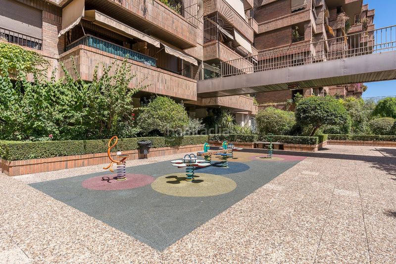Foto ed4b1b52-c541-4bf3-add6-65800b4910a9. Planta baja precioso estudio de lujo en urbanizacion triunfo jardin en Granada
