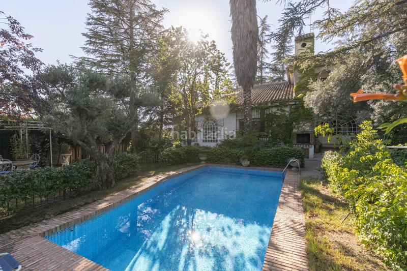 Foto f418245a-d105-46be-bfb3-1b133f37e26f. Chalet magnifico chalet con amplios jardines y piscina en cortijo del aire! en Albolote
