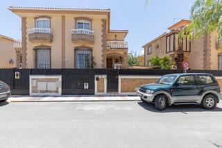 Casa aparellada a Cañada del tesorillo 10. Precioso chalet pareado en la mejor zona de atarfe