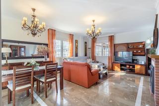 Chalet à Arenas del Rey. Villa independiente con piscina privada a poca distancia del pan