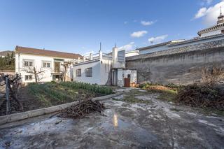 Casa  Calle granada. Chalet en una sola planta con parcela en el barrio de monachil