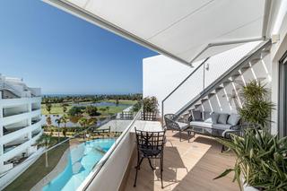 Attique à Playa de Granada. Playa granada, atico duplex con vistas del mar y golf