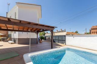 Casa aparellada en Crta. De la Sierra. Gran casa con piscina en huetor vega