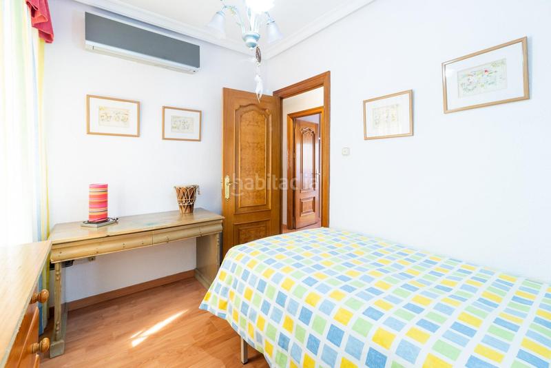 Foto 01f3cdde-01a9-4ce8-84fa-eee58ab2eee7. Casa pareada en camino cementerio 14 gran casa adosada en esquina granada espacio, comodidad y luz natural en Peligros