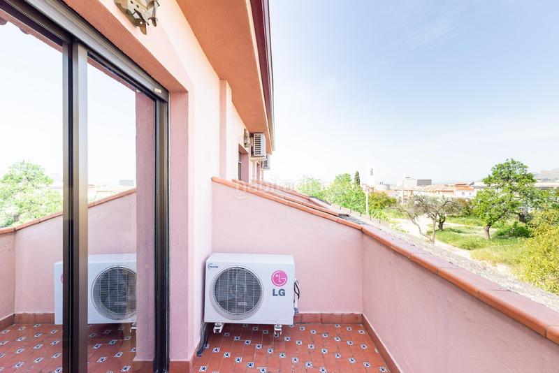 Foto 209b96e1-56f9-4cca-ac95-dfec0742b048. Casa pareada en camino cementerio 14 gran casa adosada en esquina granada espacio, comodidad y luz natural en Peligros
