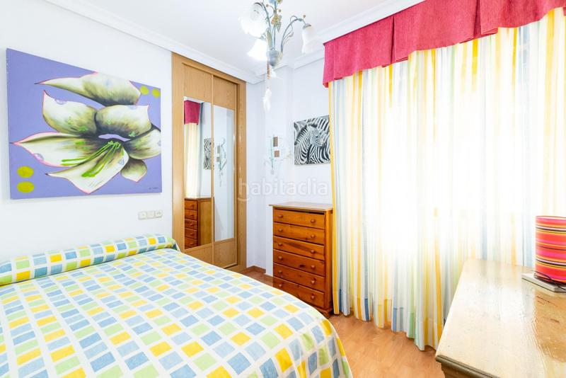 Foto 4d33aca6-0351-49f6-9169-07291496e05c. Casa pareada en camino cementerio 14 gran casa adosada en esquina granada espacio, comodidad y luz natural en Peligros