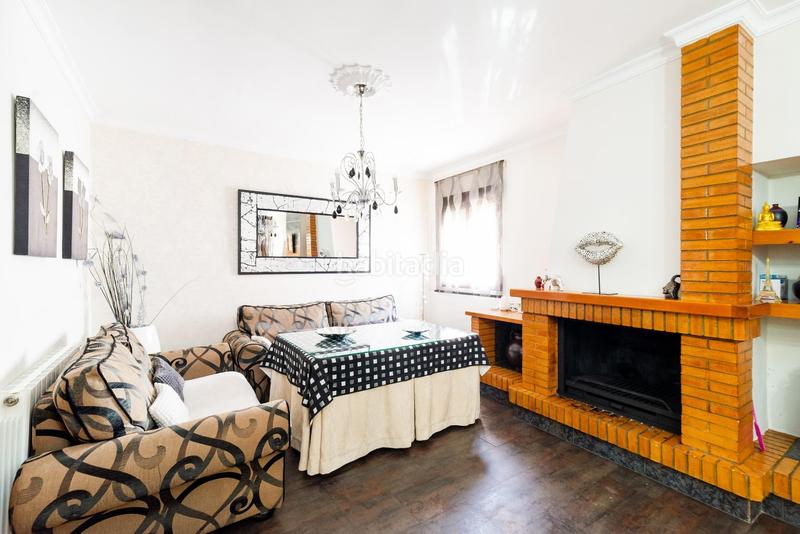 Foto ef374949-d49f-4c0c-a6c1-a0f5be597037. Casa pareada en camino cementerio 14 gran casa adosada en esquina granada espacio, comodidad y luz natural en Peligros