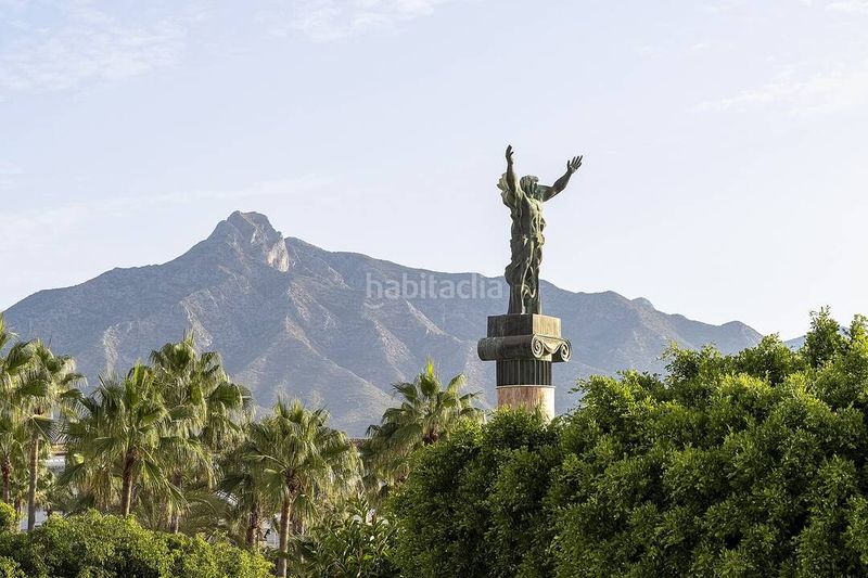 Foto 24e4e8e7-2eac-4d4d-898b-eef3eb00b3ab. Piso apartamento en primera línea de Puerto Banús con vistas al mar ideal para inversión en Marbella