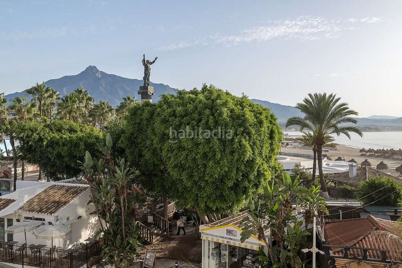 Foto 37574471-d09f-4238-b0dc-69c6f8b5b2a5. Piso apartamento en primera línea de Puerto Banús con vistas al mar ideal para inversión en Marbella