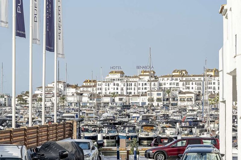 Foto 5dfe773e-eec0-4351-9bcf-3b6bc34e91a3. Piso apartamento en primera línea de Puerto Banús con vistas al mar ideal para inversión en Marbella